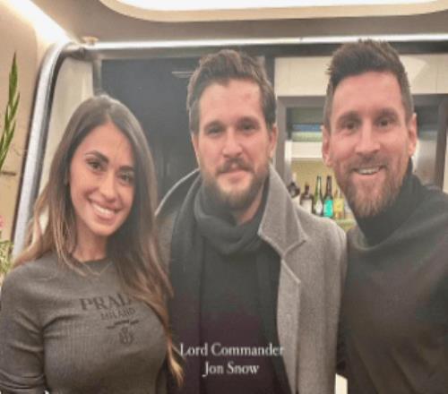 《权力的游戏》男主观战巴黎欧冠与梅西夫妇合影