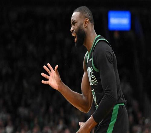 对裁判长达99秒的怒斥，杰伦布朗表明他已经忍无可忍，不怕罚