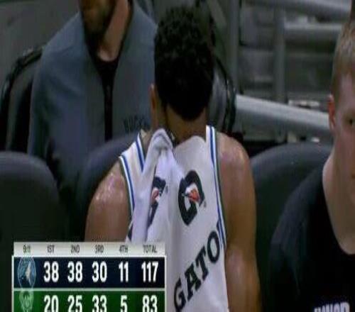 字母哥居然在主场被嘘！好像还哭了.....