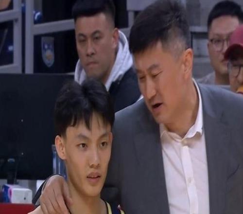 广东男篮新赛季最差半场：三分20中1落后26分徐杰胡明轩三分12中0