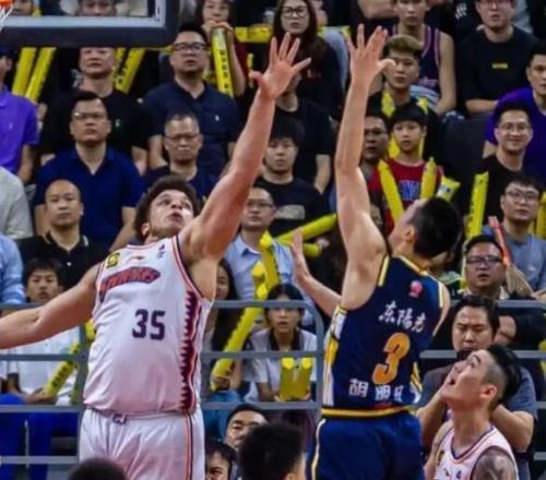 烟雾弹媒体人称洛夫顿将缺席沪粤大战杜锋带队赢球轻松许多