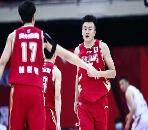 拿600万，26岁内线26分钟砍2分1板，球迷：拿了顶薪就提前养老