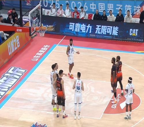 CBA积分榜：山东8连胜升第五，上海狂胜广东升第二，四川15连败