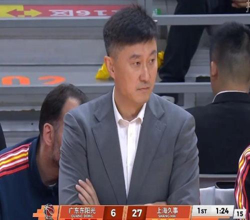 广东男篮40分惨败，三分球35中5+17次失误，上海男篮酣畅淋漓大胜