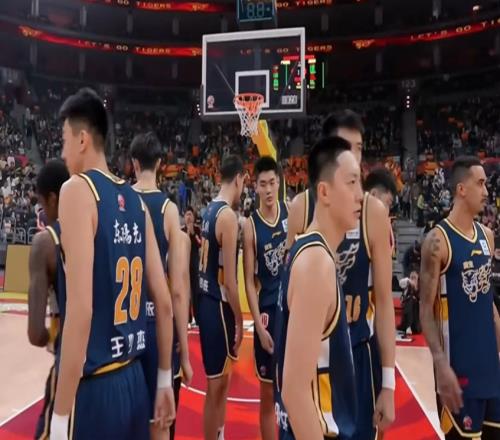 随着上海40分狂胜广东，山东8连胜，CBA最新积分榜出炉：广厦领跑