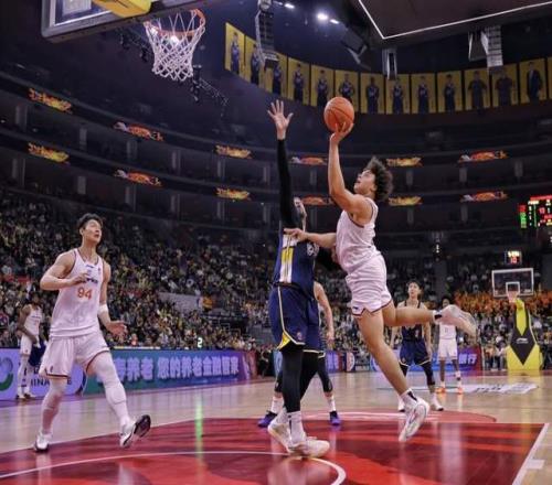 CBA第15轮，上海男篮113比73战胜广东队