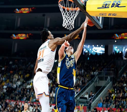 沪粤强强对话一边倒，广东男篮一问题无限凸显，杜锋抱头尽显无奈