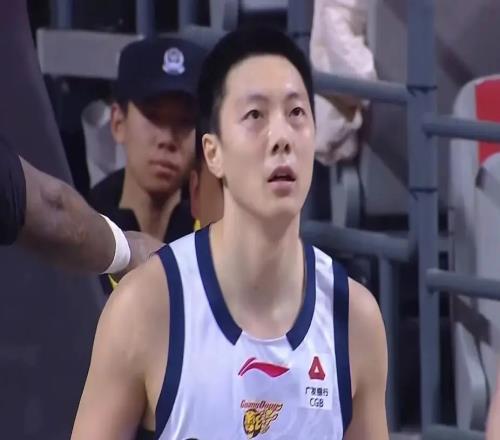 拿600万，12投10铁！还拿疲惫当借口球迷：垃圾时间都刷不到分