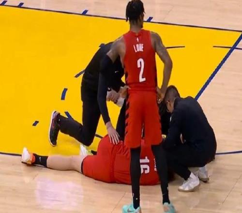 愿无大碍！杨瀚森后脑被勇士后卫理查德膝盖撞到，现已离场