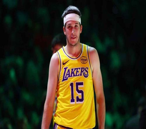 不满，里夫斯经纪人就詹姆斯经纪人提出的湖人的交易建议与他对质