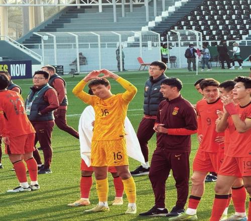 李昊扑出拜合拉木头球攻门中超即将上演！1米91客串边翼卫尽力了