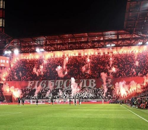 科隆球迷放烟火致球场能见度下降，拜仁与科隆的比赛被迫中断