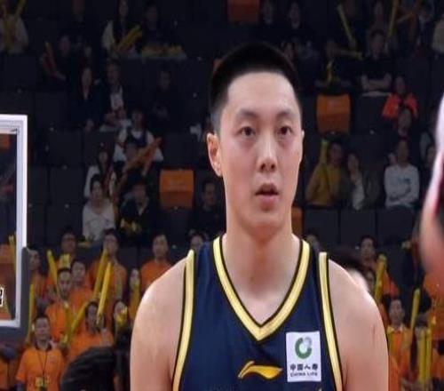 上海男篮40分大胜张镇麟22+3打广东有心得卢伟烟雾弹徐杰低迷