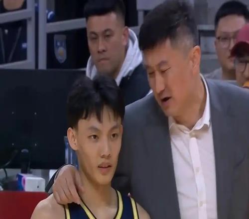 广东主场遭40分血洗！全队三分35中5+17失误，胡明轩徐杰16中1