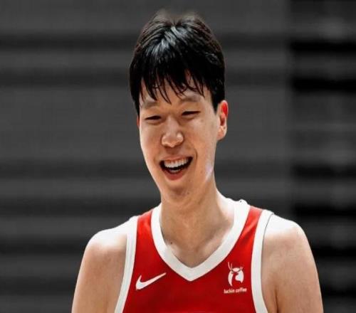 杨瀚森再战G联赛进步明显！防守统治级，传球有创造性，体能拉满