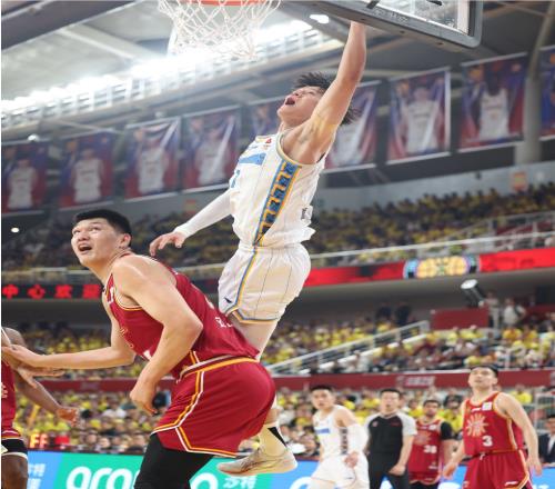 刘传兴上赛季对曾凡博犯规我问心无愧不是故意的我不做过多解释