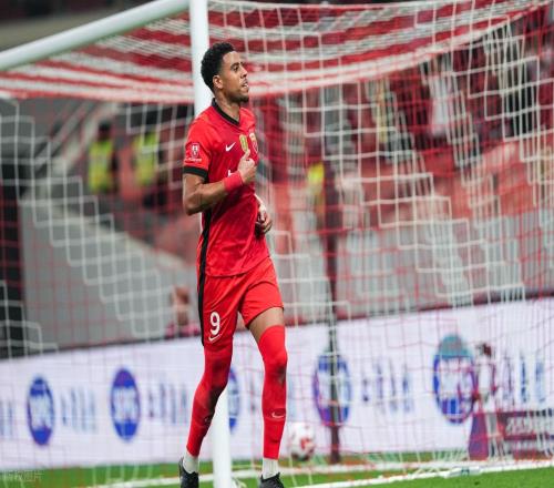 上港中锋离队后敲定新东家，本赛季将为河南队出战中超，引发热议