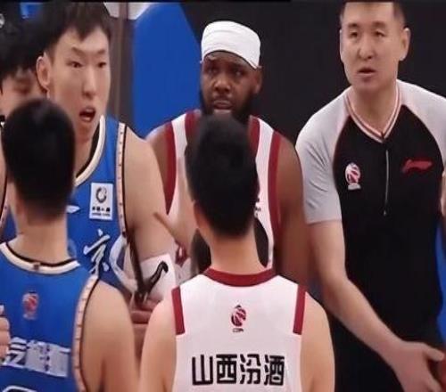 许利民：周琦眼睛受伤和去年类似，明天会去眼科做详细检查