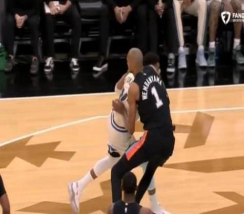 文班在防守字母哥时与对方对撞膝盖痛苦倒地，现已返回更衣室