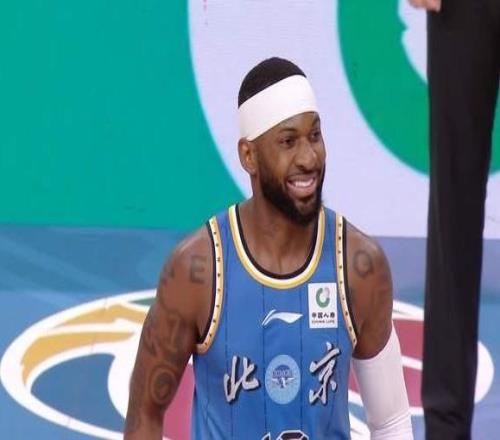 周琦伤退，北京男篮遭山西逆转曾凡博9+2低迷许利民用人混乱