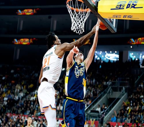 主场40分惨败，杜锋赛后点评引争议，锋线无力成硬伤