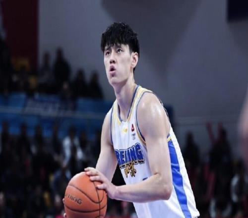 曾凡博：左手食指一直很肿长期影响投篮，外教正在帮我改手型