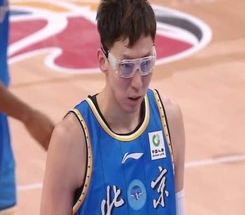 就这还想夺冠末节崩盘，主场惨败，周琦仅5分，潘江猛夸一个人