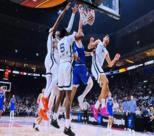 世界名画，魔术后卫布莱克潇洒上演以一扣四，灰熊球员望尘莫及