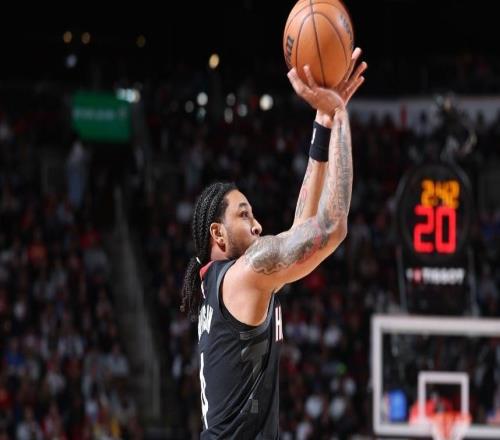 球队的进攻如此混乱，结果火箭却让全队唯一一名控卫去蹲底角