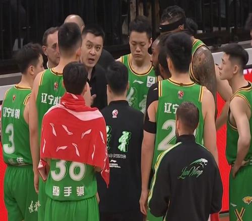 辽宁男篮7分险胜新疆，赵继伟复出首秀24+7，伊力福拉提21分！