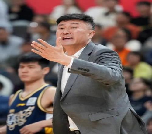 呼吸都是错！广东狂输上海尴尬画面曝光焦泊乔没上场就被杜锋喷