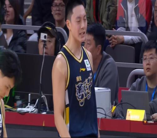 愧对600万！3分9中1+空篮不中，不如新人，球迷：请给家政打替补