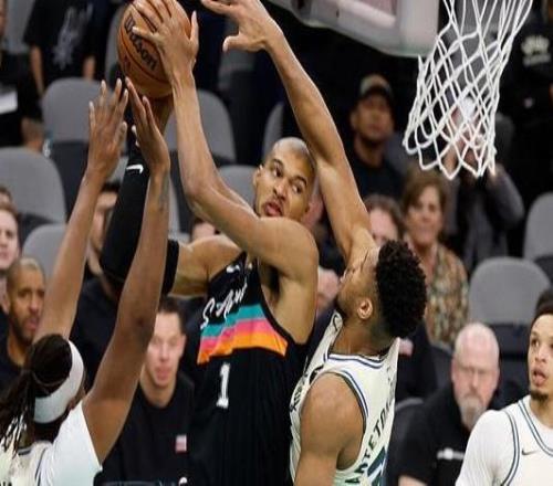 文班王者归来三分6中5马刺三节打花雄鹿