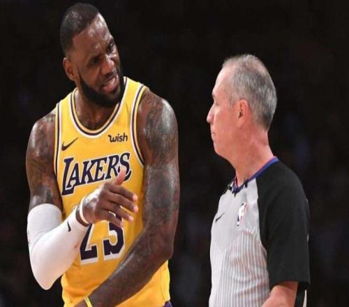 詹皇肘击对手后脑，裁判却吹对方犯规！黄蜂挑战失败，全队看呆了