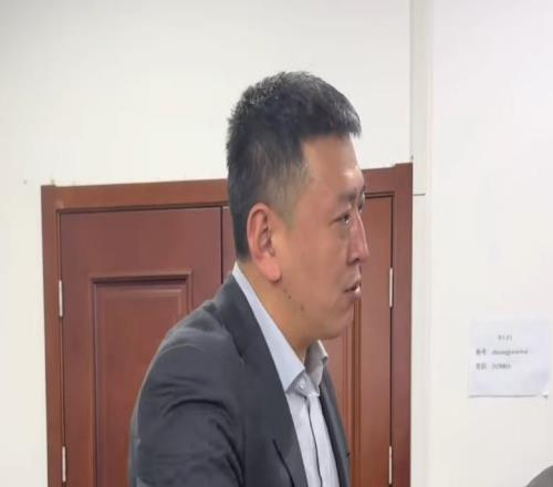 胜深圳更衣室！全员兴奋氛围极佳，汉兹领奖发懵，王世龙得金链子