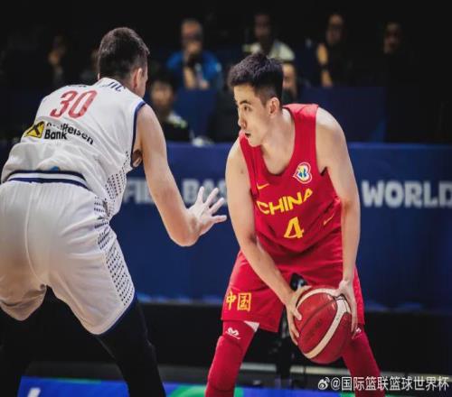 24+7！炸裂赛季首秀！中国男篮第一组织控卫