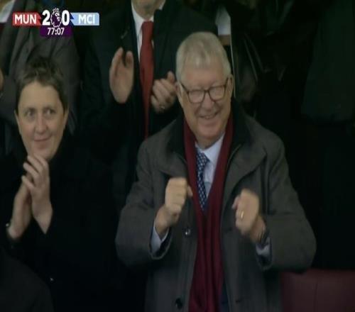 乐坏了，曼联20领先后弗爵爷在看台握拳庆祝