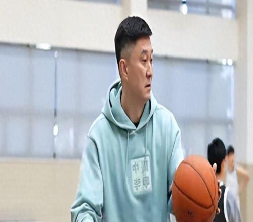 广东队训练！胡明轩苦练三分球杜锋很严肃徐杰不吭声