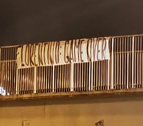 皇马球迷悬挂横幅表达不满：弗洛伦蒂诺频频失败的主席_西甲直播