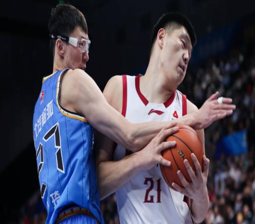 生日夜摆烂！周琦拿5分提前离场，把川队所剩不多的油都逼出来了