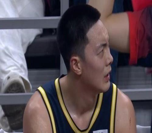 尽力局！胡明轩18分8板4助新赛季最佳一战连续造2+1未能捍卫主场