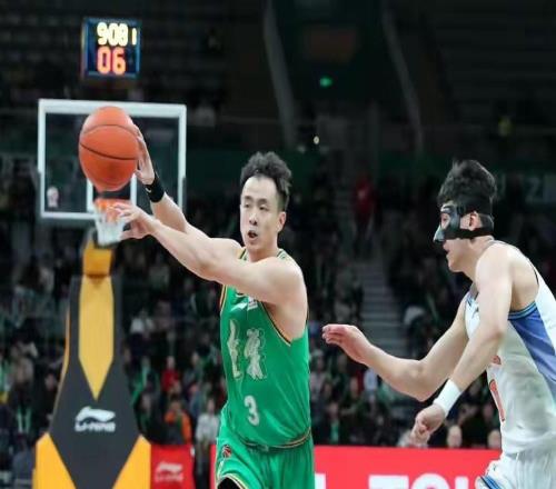 高兴太早，辽宁队终于赢球却收坏消息，杨鸣真该管管了