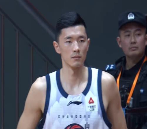 山东男篮爆冷不敌江苏，三大主将被罚下，陈林坚6记三分难挽败局