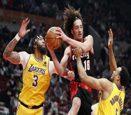 湖人领先12分惨遭逆转！三大致命败因让黄蜂完成18分大胜