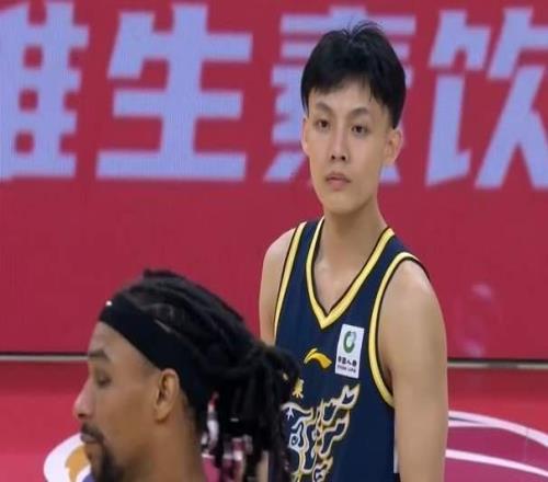 就这还夺冠遭鱼腩绝杀输得憋屈，杜锋被张庆鹏上一课，徐杰低迷