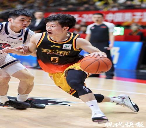 江苏男篮掀翻山东队，用主场首胜和赛季两连胜为丹阳赛区收官