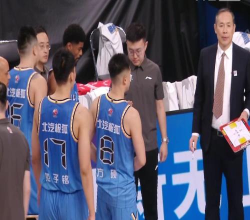 北京男篮8分险胜，陈盈骏23+5+5翟晓川14+7，曾凡博13+4周琦缺阵