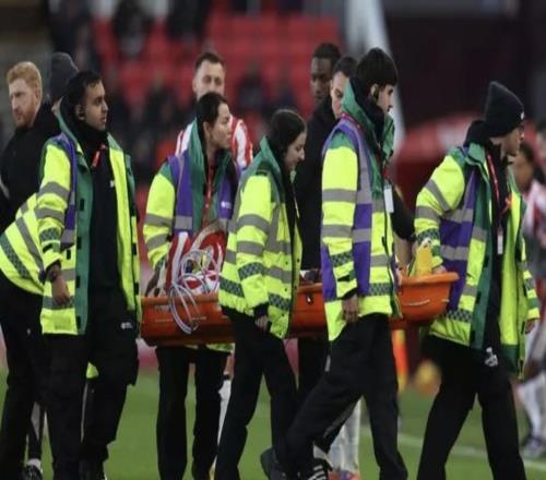 曼城外租至斯托克城的穆巴马在对阵QPR时受伤，被担架抬出场