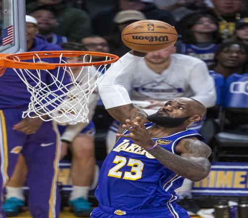 夸梅：如果年龄是詹姆斯回防的障碍那他为何依旧能突破上篮_NBA直播