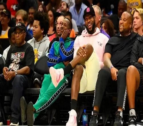 连续发表争议性言论，小里卷入其中，你快停下吧，别给老詹招黑了